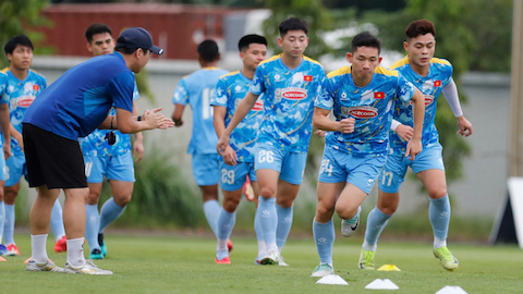  Trung vệ Bùi Tiến Dũng khó ra sân ở trận lượt về với Nepal